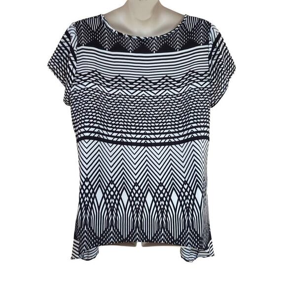 Cato Plus Size Women's Black & White Geo Print Short Sleeve Blouse - Picture 2 of 6